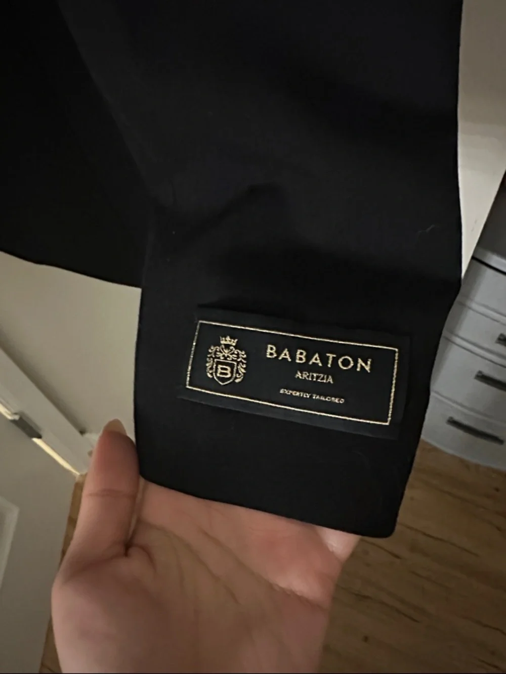 Aritzia Babaton Black Women's Structured Three-Button Blazer - Picture 4 of 5